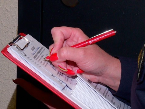 В Козельске на остановке поймали алиментщицу