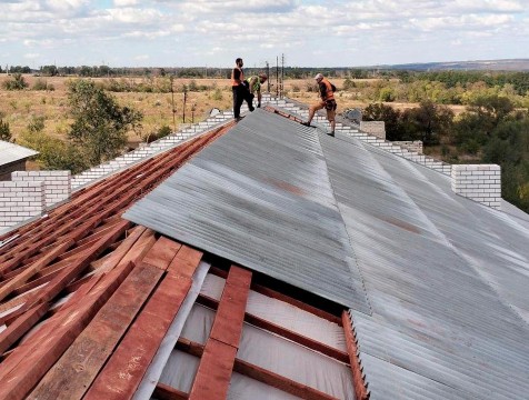 Калужские строители ремонтируют кровлю многоэтажки в ЛНР