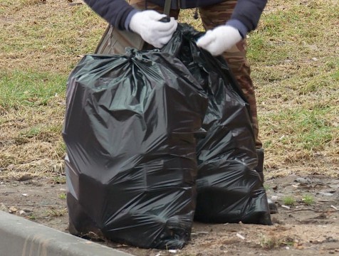 Сотрудники Кировской администрации вышли на субботник