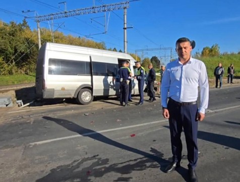 Маршрутка врезалась в ограждение на переезде в Малоярославце