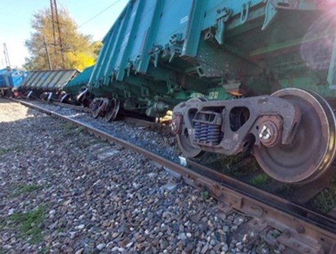 Три вагона сошли с рельсов на станции Шемякино