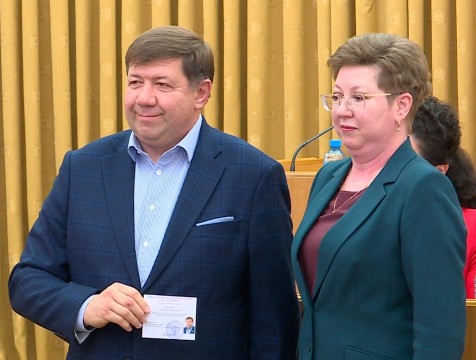 Именные удостоверения вручили депутатам Заксобрания в Калуге