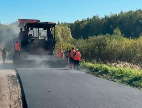 В кировской деревне заасфальтировали дорогу в рамках 