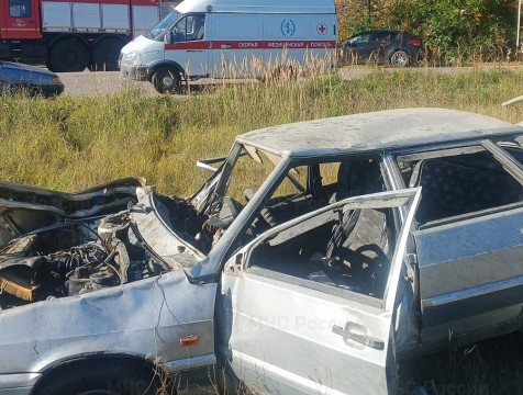 В Кировском районе поезд сбил легковушку на ж/д переезде