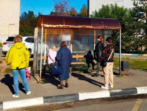 В Ермолине установили новый остановочный павильон после жалоб жителей