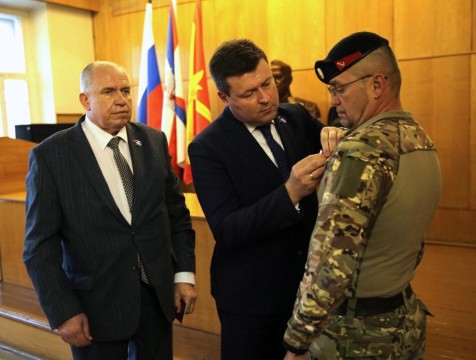 Участнику СВО из Калуги вручили медаль 