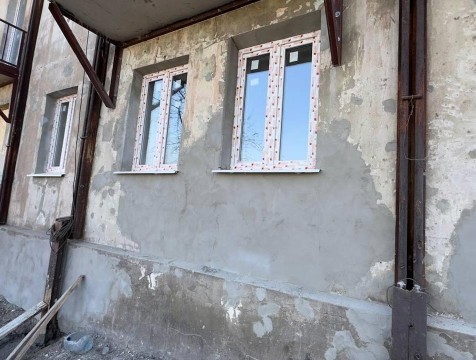 Калужские строители ремонтируют ещe один жилой дом в Золотом