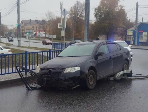 В Калуге пьяный водитель повредил ограждение и скрылся с места ДТП