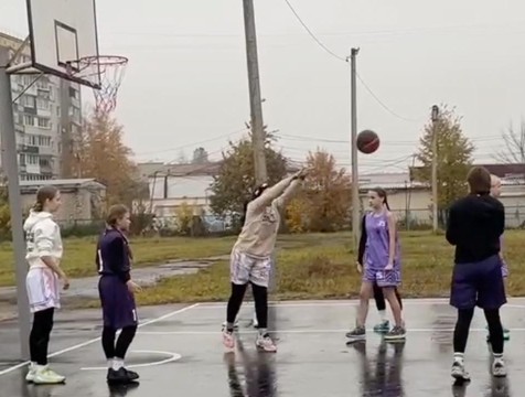 В сосенской школе №2 открыли баскетбольную площадку