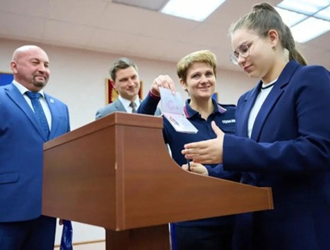 В Обнинске зарождается новая традиция вручения паспортов подросткам