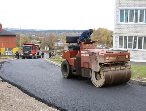 Новый асфальт уложен на улице Изумрудной в Калуге