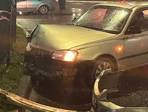 Автомобиль сбил ограждение в ДТП на Правобережье