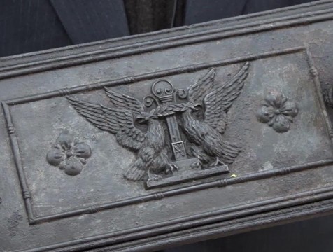 Сюжетные картины из чугуна представили на выставке в Кирове