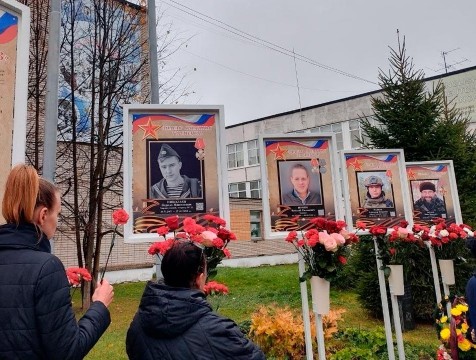 Память о пятерых бойцах СВО увековечили в Обнинске