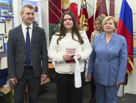23 юным калужанам вручили первые паспорта в музее областного УВД