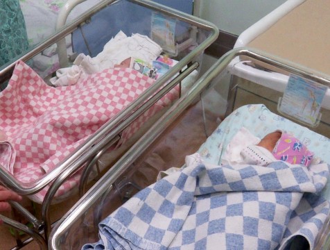27 калужских семей получили маткапитал при рождении двойни