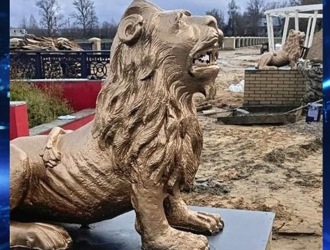 Статуи львов вернули на людиновскую набережную после реставрации