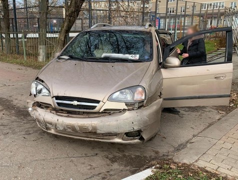 Легковой автомобиль снёс ворота школы в Калуге