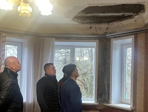 Константин Жиляков проверил ситуацию после обрушения потолка в калужском доме