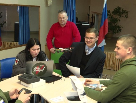 Ученики 43 школы Калуги освоили навыки первой помощи и управления дронами