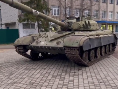 Танк Т-64 привезли из Сибири в Бабынинский район