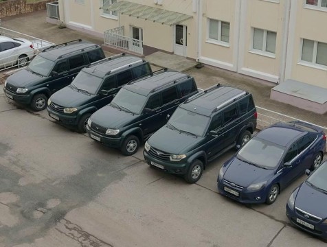 Восемь машин передали из Калужской области на передовую