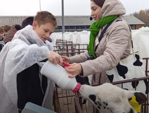 Школьников Калужской области познакомили с роботами-доярами