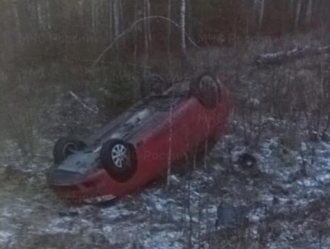 Иномарка вылетела в кювет и перевернулась в Юхновском районе