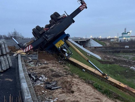 Рабочий погиб в результате падения автокрана в Боровском районе