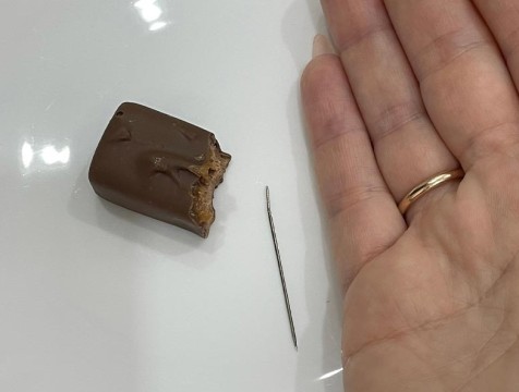 Калужанке попалась игла в кондитерском изделии