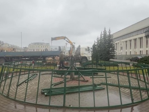 Одну из главных ёлок города начали устанавливать на Старом Торге в Калуге