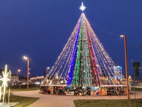 В Кирове установили уличные украшения к Новому году