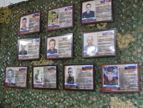 В Людинове увековечили имена выпускников школы №1, погибших в зоне СВО