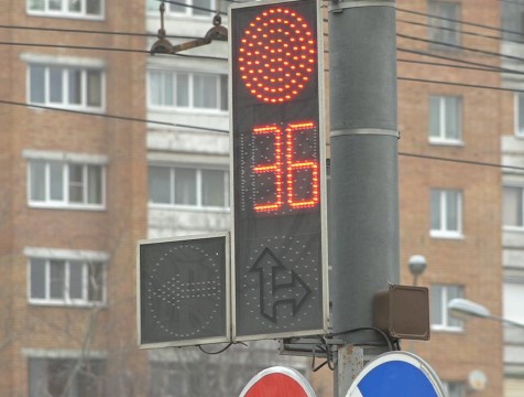 Режим работы светофора изменили на одном перекрестке Правобережья Калуги