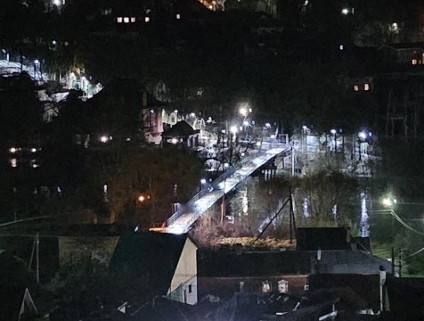 В Боровске обновили пешеходный мост и установили освещение