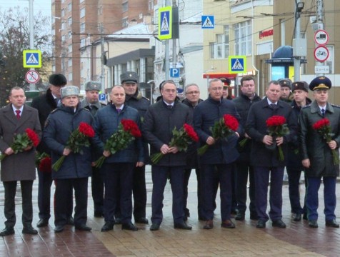 Первые лица Калуги и области возложили цветы к Вечному огню на Площади Победы