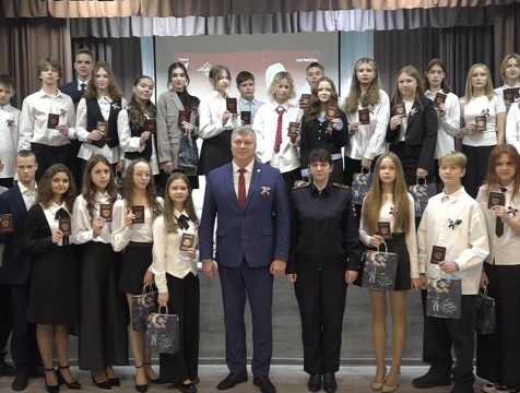 Первые паспорта вручили школьникам из Кондрова и Малоярославца
