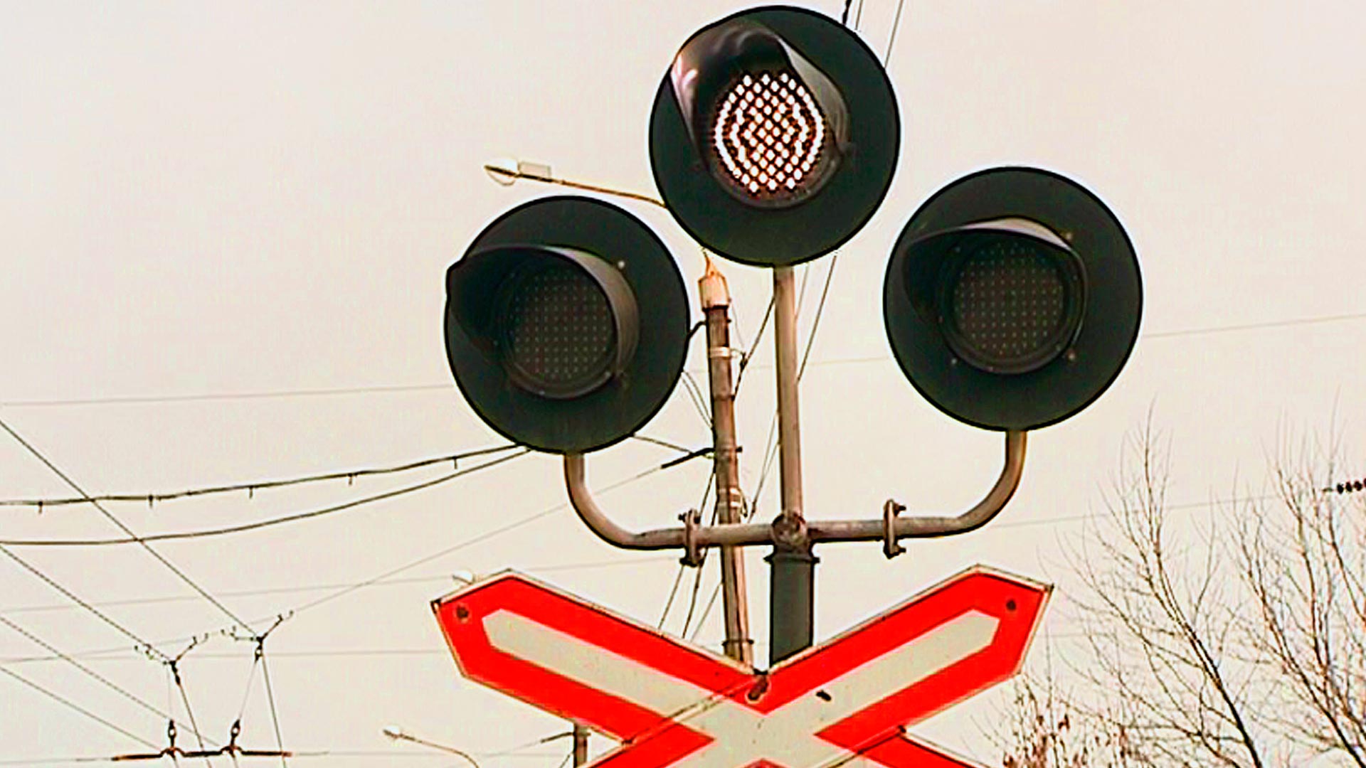 Лунно белый на жд. ЖД переезд светофор семафор. ЖД переездной светофор. Железнодорожный светофор сигналы. Светофор для железной дороги.